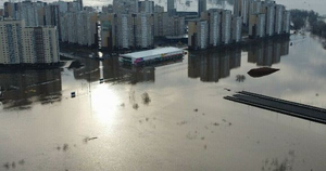 Russian regions fight flood as water levels remain high