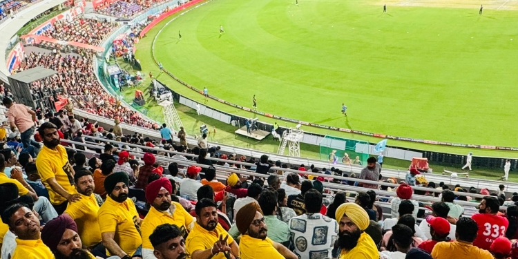 Unique protest of AAP supporters in IPL match – wearing T-shirts with Arvind Kejriwal’s photo they raised slogans of ‘Mai bhi Kejriwal’