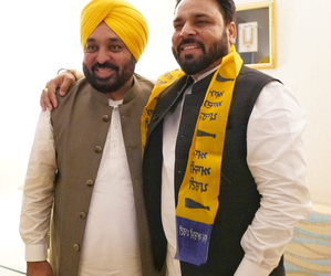 BSP Hoshiarpur Lok Sabha candidate Rakesh Soman joins AAP