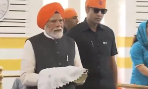 PM Modi serves langar at historic Patna Sahib Gurudwara