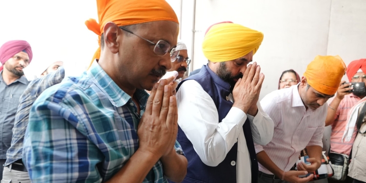 Arvind Kejriwal and Bhagwant Mann paid obeisance at Sachkhand Sri Harimandir Sahib, prayed for the well-being of all