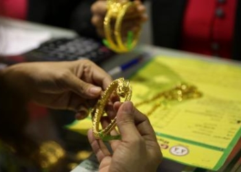 Gold price reaches Rs 74,000