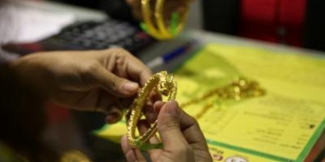 Gold price reaches Rs 74,000