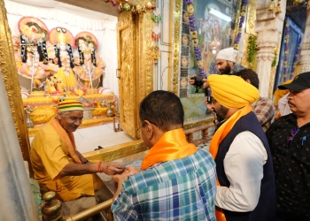 Arvind Kejriwal and Bhagwant Mann paid obeisance at Sri Durgiana Temple, prayed for the well-being of the people