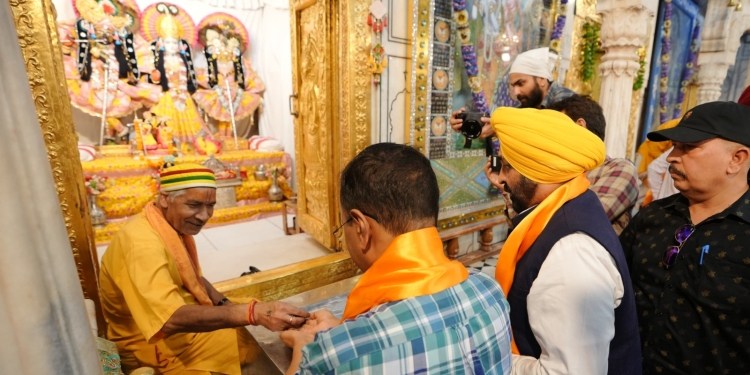 Arvind Kejriwal and Bhagwant Mann paid obeisance at Sri Durgiana Temple, prayed for the well-being of the people