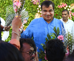 Gadkari, Sule leading; Pankaja Munde, Bharati Pawar trailing