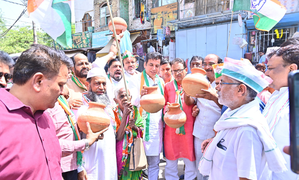 Congress holds ‘Matka Phod’ protest in Delhi over water crisis