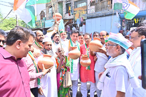 Congress holds ‘Matka Phod’ protest in Delhi over water crisis