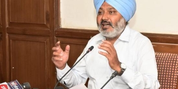 Bajwa only needs to climb 12 stairs to be in the BJP: AAP