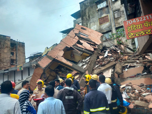 BREAKING NEWS: 2 rescued, 24 people have narrow escape as Navi Mumbai building collapses