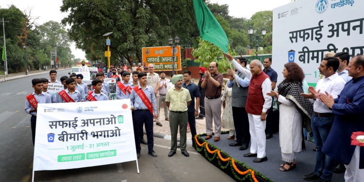 Governor flags off “स्वच्छता मार्च” under ‘Safai Apnao, Bimaari Bhagao’ initiative under SBM-U 2.0