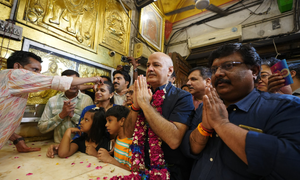 BIG NEWS: Manish Sisodia pays visit to Hanuman Temple, Mahatma Gandhi memorial