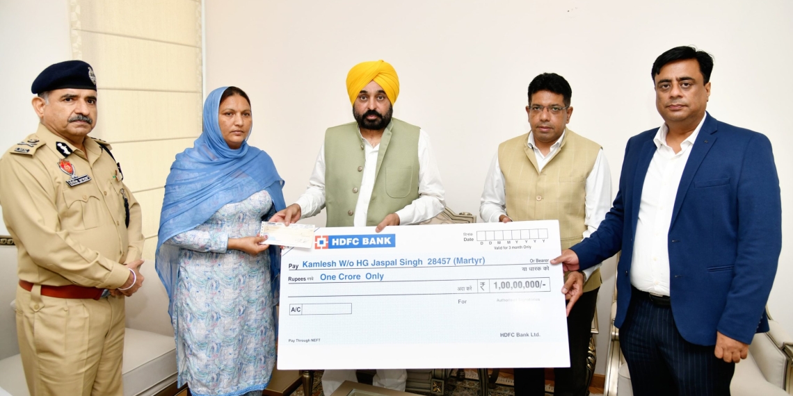 PUNJAB NEWS: CM hands over cheque of insurance worth Rs 1 crore to family of martyred Home Guard Jawan Jaspal Singh