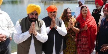 Amritsar News: Governor and CM pays obeisance at Sri Harmandir Sahib and Sri Durgiana Mandir, pray for progress and prosperity of state