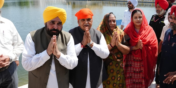 Amritsar News: Governor and CM pays obeisance at Sri Harmandir Sahib and Sri Durgiana Mandir, pray for progress and prosperity of state