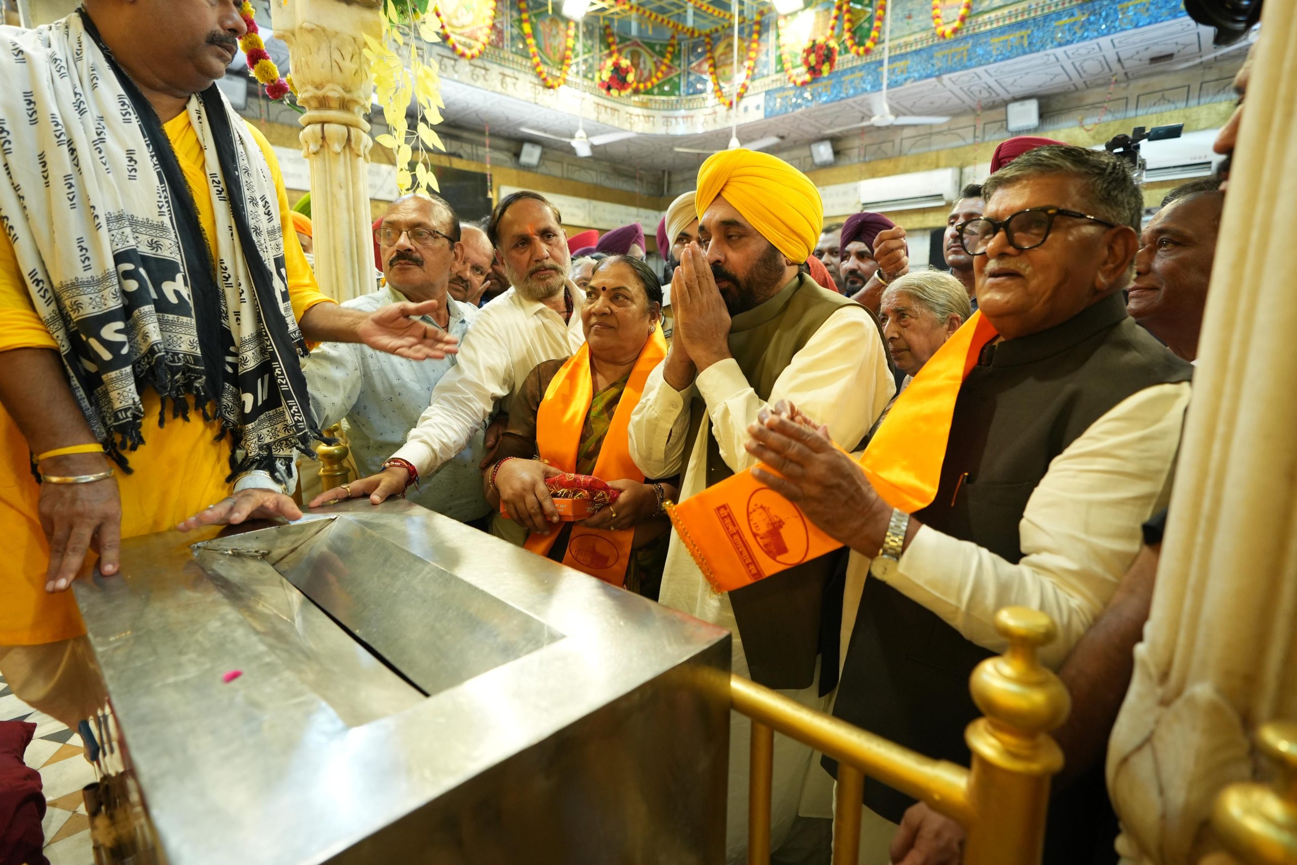 Amritsar News: Governor and CM pays obeisance at Sri Harmandir Sahib and Sri Durgiana Mandir, pray for progress and prosperity of state