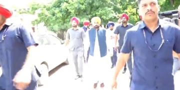 PUNJAB NEWS: WILL CHECK THE GOVERNMENT OFFICES ANY TIME SO PERFORM YOUR DUTY ZEALOUSLY: CM TO OFFICERS