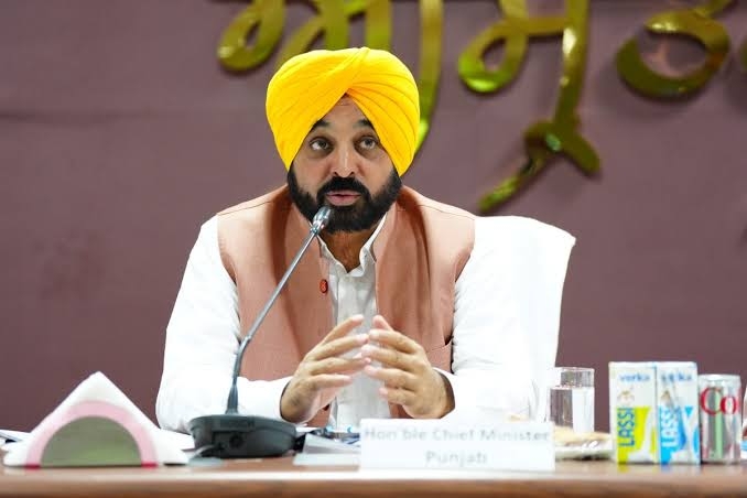 Punjab CM talks to agitating students of RGNUL