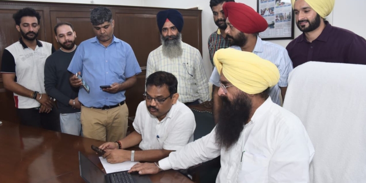 AGRICULTRE MINISTER LAUNCHES UNNAT KISAN MOBILE APP AS ONE-STOP SOLUTION FOR FARMERS TO AVAIL CRM MACHINES