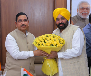 Punjab CM apprises Union Minister on problem of paddy millers