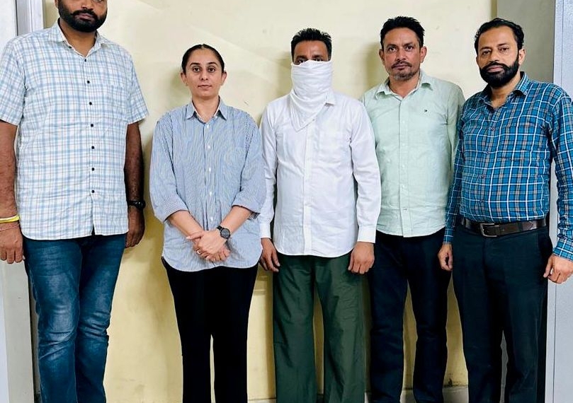Vigilance Bureau arrests Fire Officer red handed taking Rs. 40,000 bribe