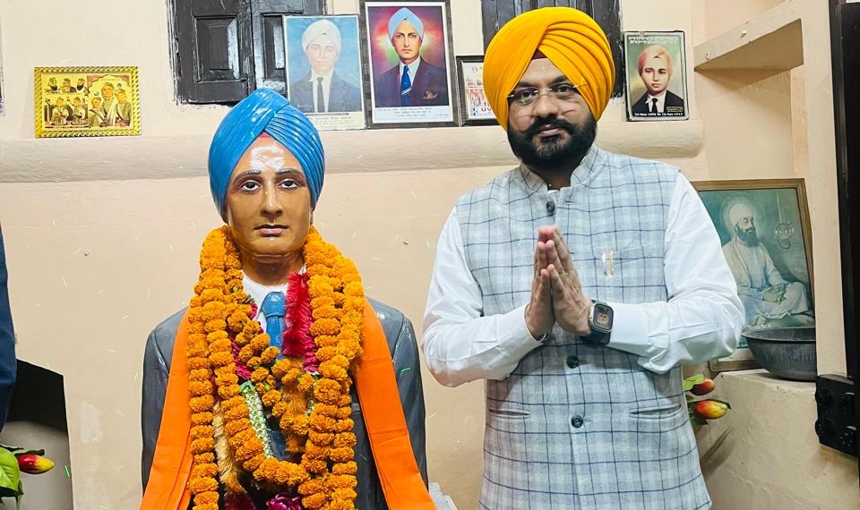Cabinet Minister Tarunpreet Singh Sond pays floral tributes to Shaheed Kartar Singh Sarabha on his martyrdom day