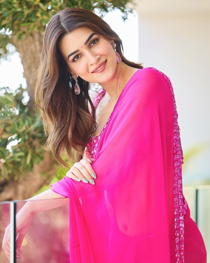 Kriti Sanon enjoys live rendition of ‘Kya Hua Tera Vaada’ with rumoured beau Kabir Bahia