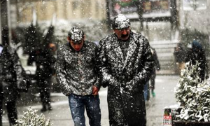 Heavy snowfall blocks 2,173 roads across 18 provinces in Turkiye