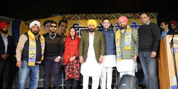 Singer Mika Singh and MP Raghav Chadha Performed Together on the Election Stage, the Crowd cheered