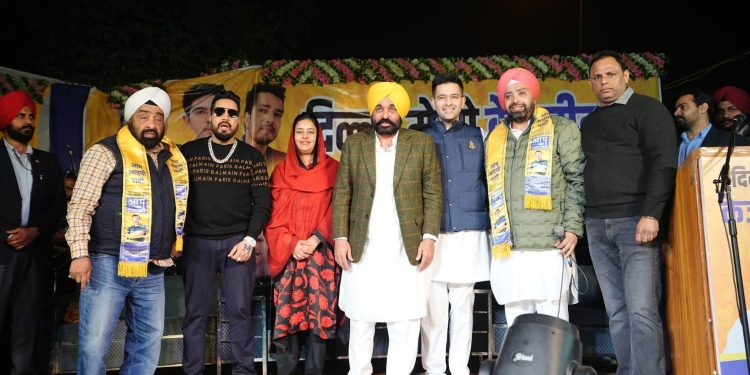 Singer Mika Singh and MP Raghav Chadha Performed Together on the Election Stage, the Crowd cheered