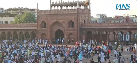 Delhi: Eid-ul-Fitr to be celebrated today; police on high alert amid bomb threats
