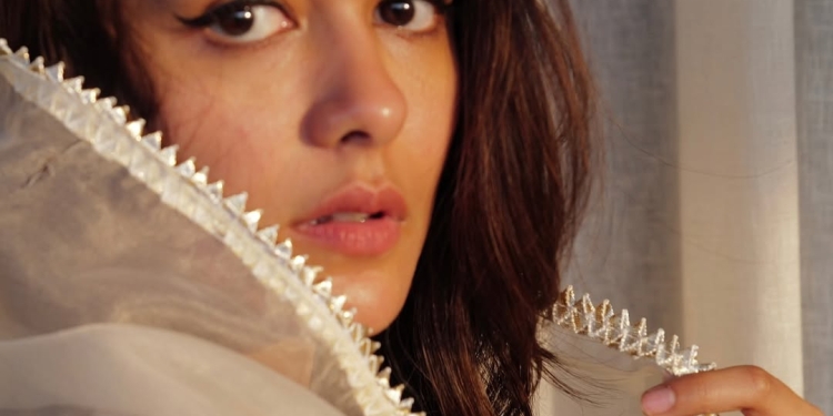 Mrunal Thakur channels her inner ‘swarg se utri kokil kanthi apsara’