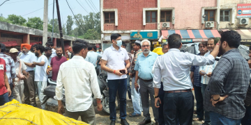 MCC carries out mega drive to remove illegal vendors from sector 26 mandi; issues 43 challans