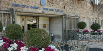 Israel cuts growth forecast due to conflict expansion, US tariff policies