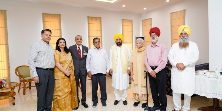 PUNJAB GOVERNOR ADMINISTERS OATH TO PPSC CHAIRMAN IN PRESENCE OF CM BHAGWANT SINGH MANN