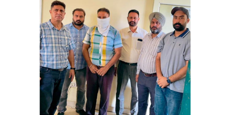 Vigilance Bureau arrests block samiti Patwari taking Rs. 20,000 bribe