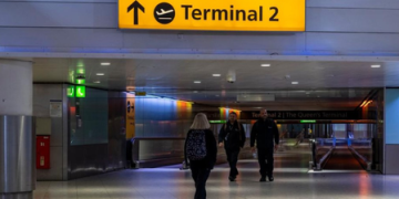 UK air traffic glitch triggers mass disruptions, over 100 flights cancelled