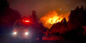 Two major wildfires force mass evacuations in Turkey
