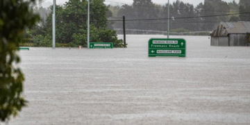 Australia: Emergency search launched for woman swept away in floodwater