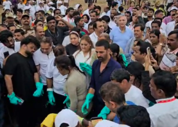Akshay Kumar cleans up Mumbai’s Juhu beach a day after Ganpati Visarjan