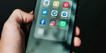 Social media platforms required to deactivate accounts of under-16s under Australian ban