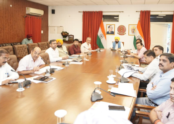 ENSURE GOOD HEALTH OF HUMAN AND CATTLE IN FLOOD AFFECTED AREAS: CM TO OFFICERS