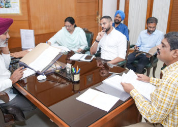 Industrialists of Punjab personally hand over cheques to Chief Minister Bhagwant Singh Mann amounting to Rs. 6 crore approx. towards Chief Minister Rangla Punjab Fund