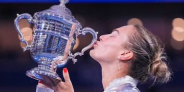 US Open: Sabalenka defends crown with win over Anisimova