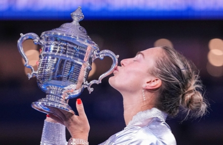 US Open: Sabalenka defends crown with win over Anisimova