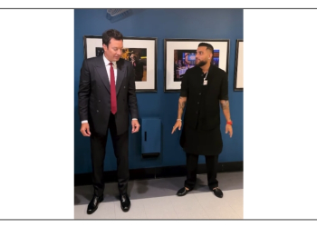 Karan Aujla gives bhangra lessons to Jimmy Fallon