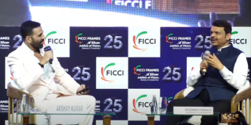 Akshay Kumar proposes change in shoe designs for Maharashtra Police to CM Fadnavis at FICCI