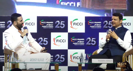 Akshay Kumar proposes change in shoe designs for Maharashtra Police to CM Fadnavis at FICCI