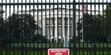 Man crashes car into White House security gate, taken into custody
