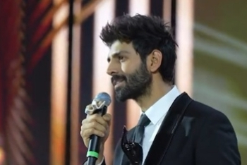 Kartik Aaryan gets emotional while receiving Filmfare Best Actor Award in front of his parents
